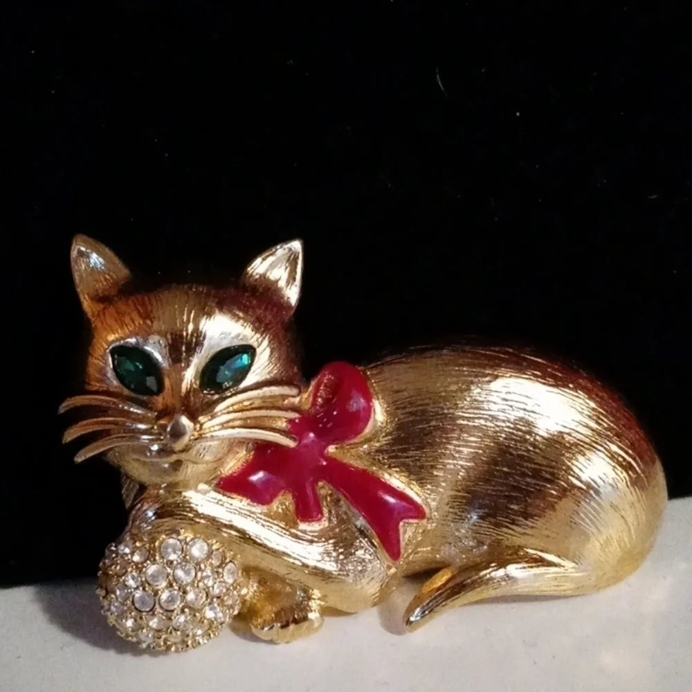 Napier cat brooch with emerald green jewel eyes and crystal stone ball